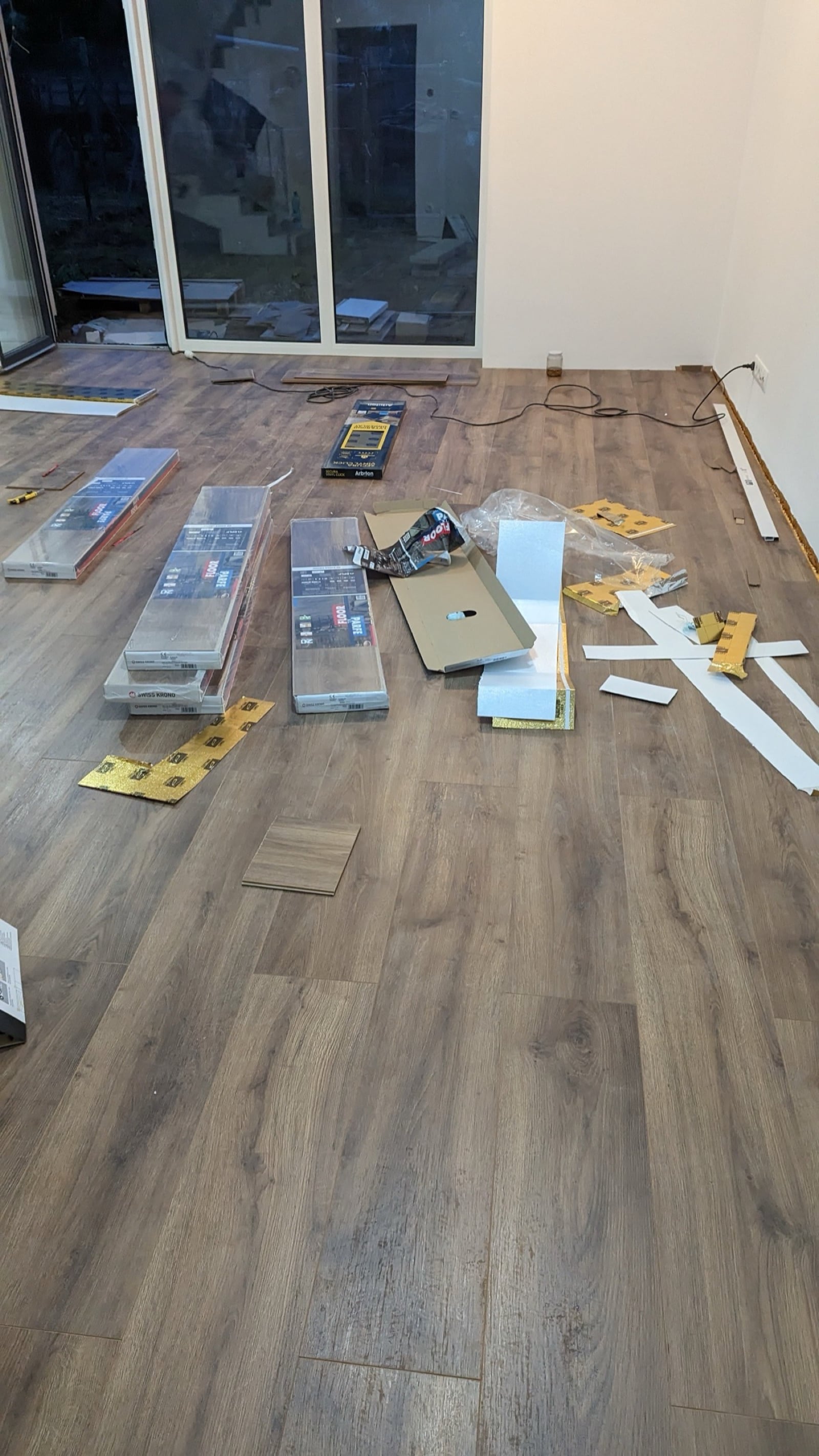 Pokládka vinylovej podlahy s lištovaním — fotka 1